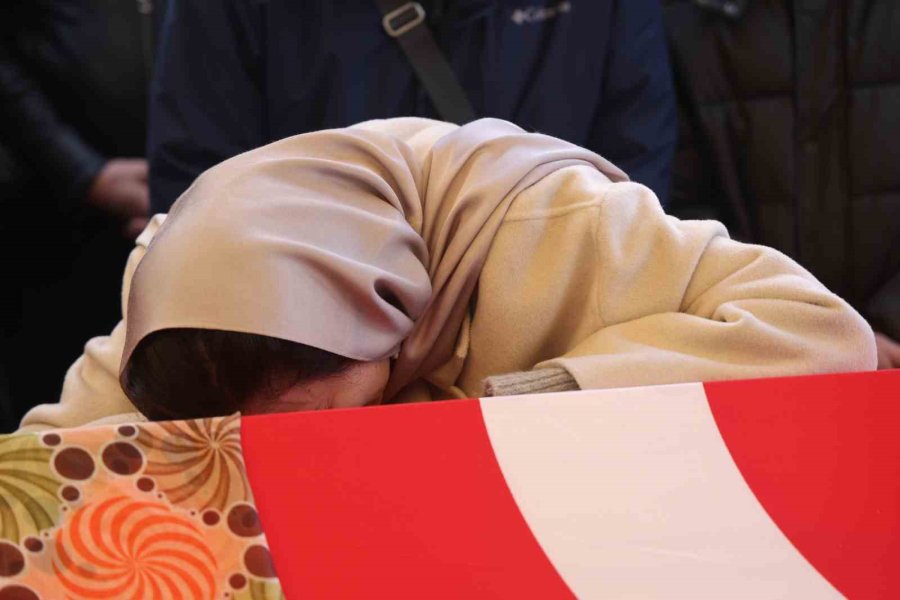 Öğrencisi Tarafından Öldürülen Fatma Nur Öğretmen Son Yolculuğuna Uğurlandı