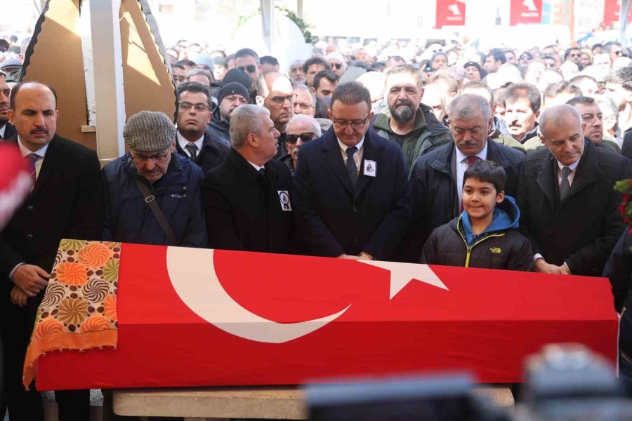 Öğrencisi Tarafından Öldürülen Fatma Nur Öğretmen Son Yolculuğuna Uğurlandı