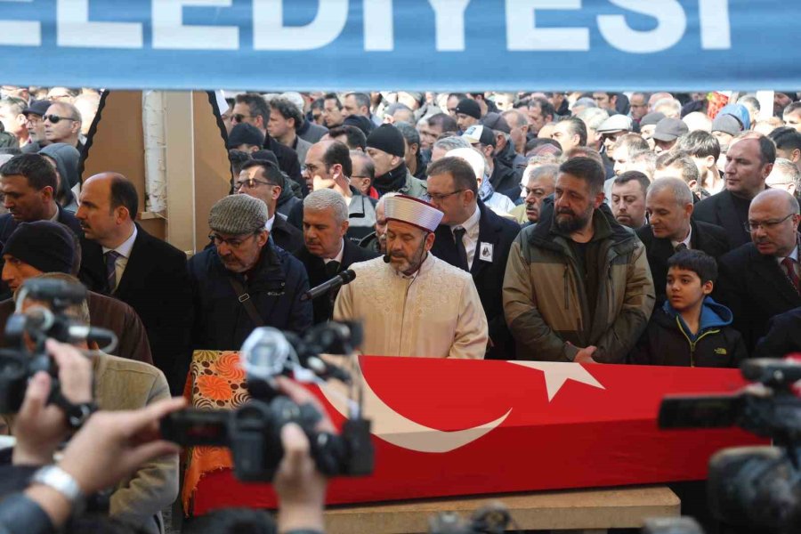 Öğrencisi Tarafından Öldürülen Fatma Nur Öğretmen Son Yolculuğuna Uğurlandı