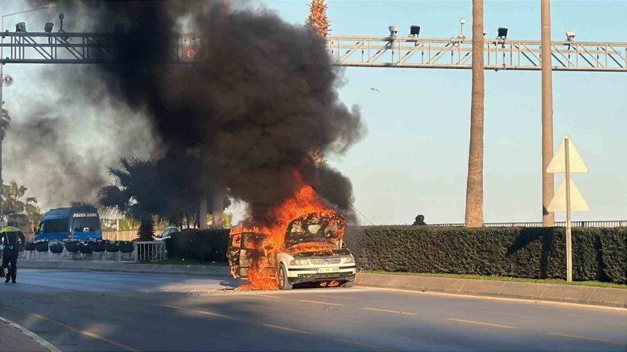 Seyir Halindeki Otomobil Alev Alev Yandı: 2 Kişi Son Anda Kurtuldu