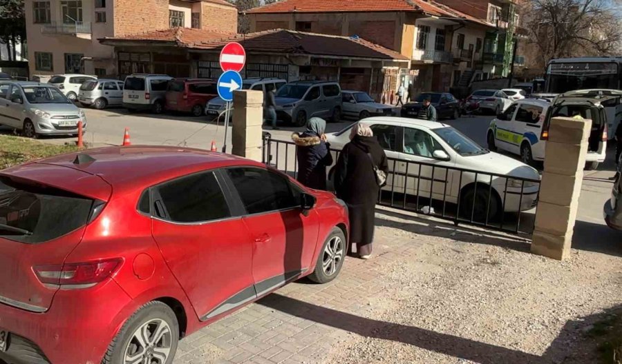 Otoparkta Sürücüleri Mahsur Bıraktı, Gelince De "bilemedim Ki" Dedi