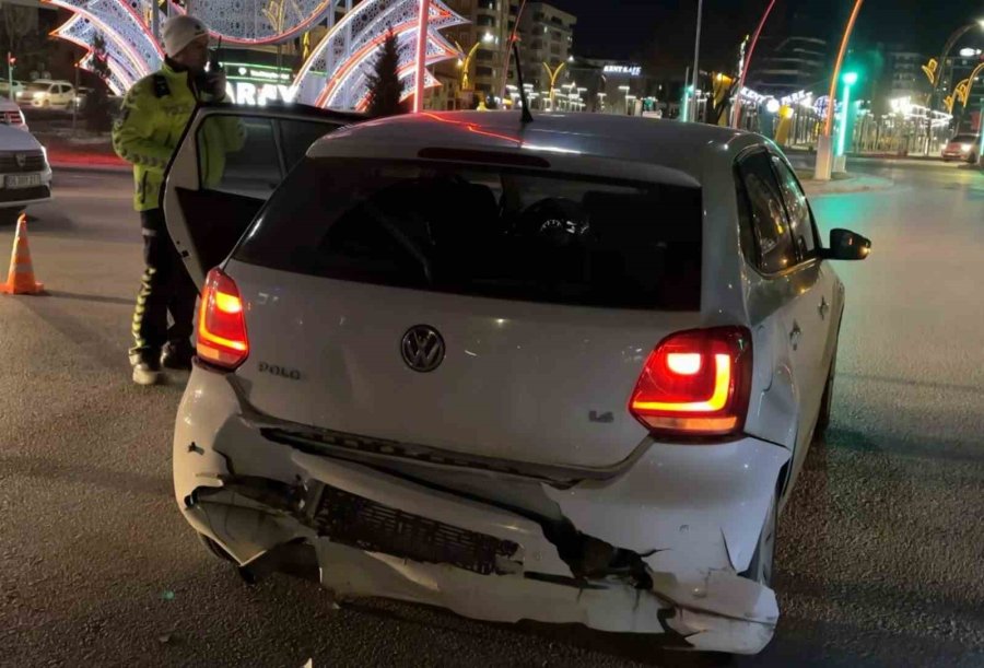 Kırmızı Işıkta Bekleyen Otomobile Arkadan Çarptı: 1 Yaralı