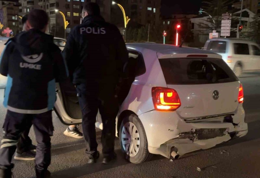 Kırmızı Işıkta Bekleyen Otomobile Arkadan Çarptı: 1 Yaralı