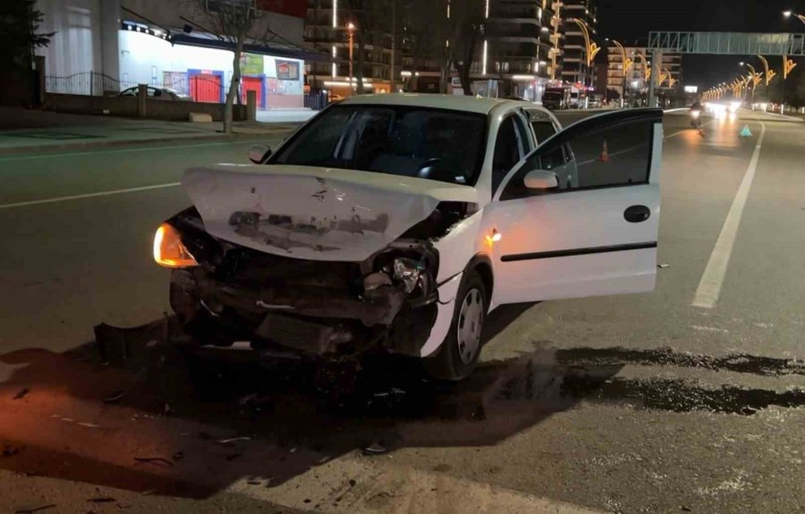 Kırmızı Işıkta Bekleyen Otomobile Arkadan Çarptı: 1 Yaralı