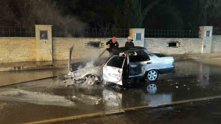 Alev Topuna Dönen Tofaş’tan Geriye Demir Yığını Kaldı