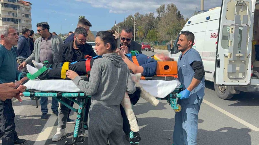 Antalya’da Motosiklet Hafif Ticari Araçla Çarpıştı: 2 Yaralı