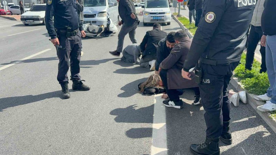 Antalya’da Motosiklet Hafif Ticari Araçla Çarpıştı: 2 Yaralı