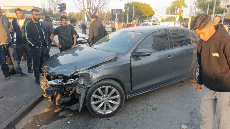 Kırmızı Işıkta Geçen Kamyonet İle Otomobilin Çarpışma Anı Kamerada: 1 Yaralı