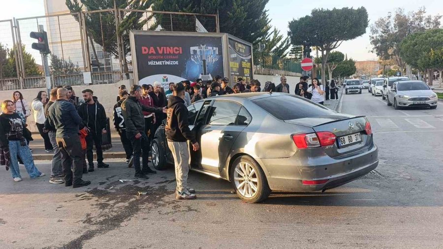 Kırmızı Işıkta Geçen Kamyonet İle Otomobilin Çarpışma Anı Kamerada: 1 Yaralı