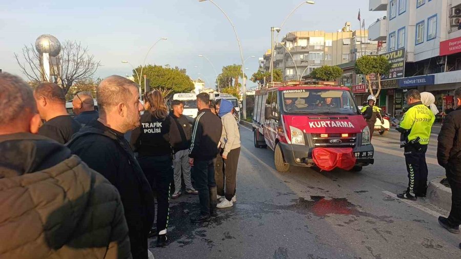 Kırmızı Işıkta Geçen Kamyonet İle Otomobilin Çarpışma Anı Kamerada: 1 Yaralı