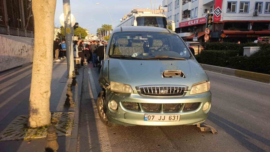 Kırmızı Işıkta Geçen Kamyonet İle Otomobilin Çarpışma Anı Kamerada: 1 Yaralı