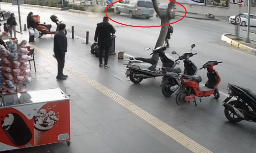 Kırmızı Işıkta Geçen Kamyonet İle Otomobilin Çarpışma Anı Kamerada: 1 Yaralı