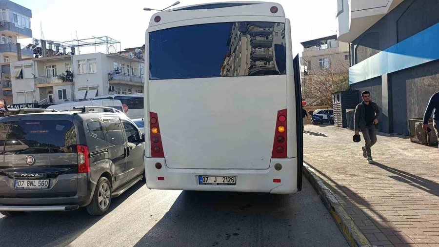 Midibüsle Çarpışan Motosikletli Yaralandı