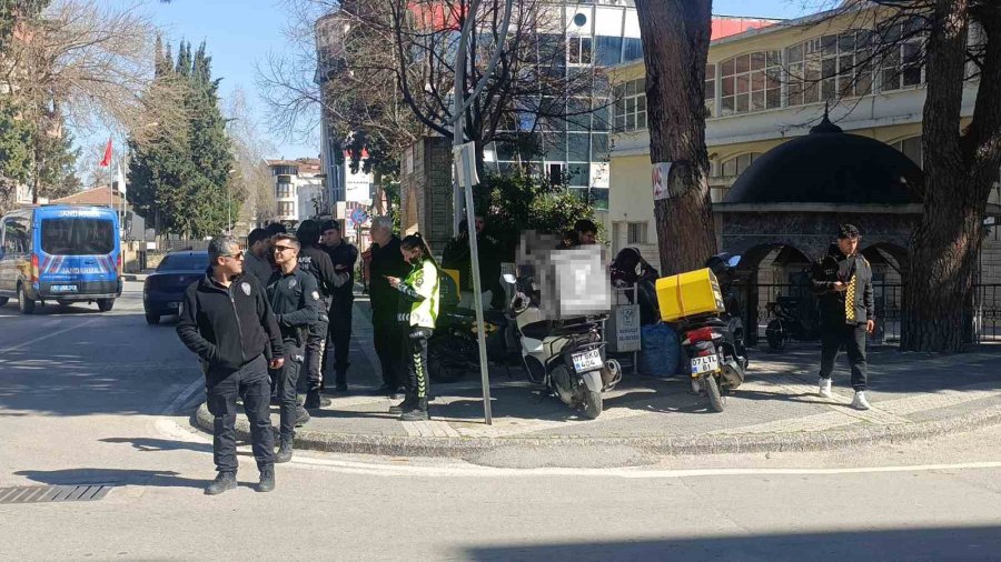 Manavgat’ta Otomobille Çarpışan Motosikletli Yaralandı