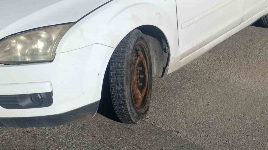 Antalya’da Otomobil Elektrik Direğine Çarptı: 3 Yaralı