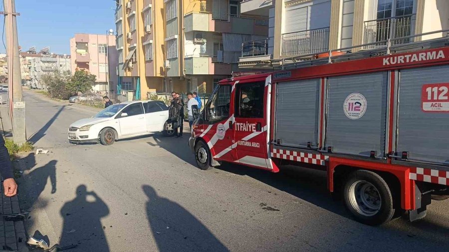 Antalya’da Otomobil Elektrik Direğine Çarptı: 3 Yaralı