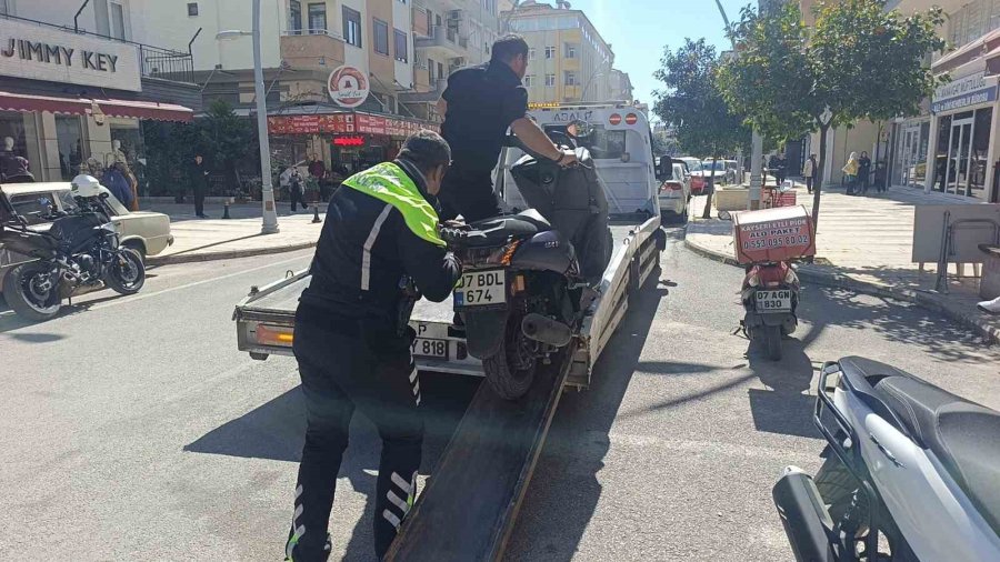 Kasktan Ceza Yememek İçin Plakasını Kapattı, Yediği Cezayı Görünce Hayatının Pişmanlığını Yaşadı