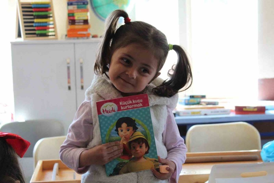 Üniversite Öğrencileri Köy Okulunu Yeniledi