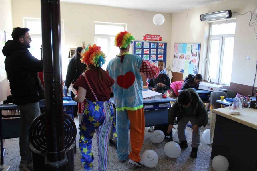 Üniversite Öğrencileri Köy Okulunu Yeniledi