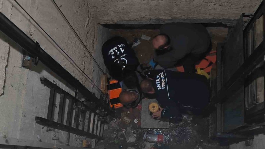 Arızalanan Asansörü Kontrol Etmek İsterken Asansör Boşluğuna Düştü