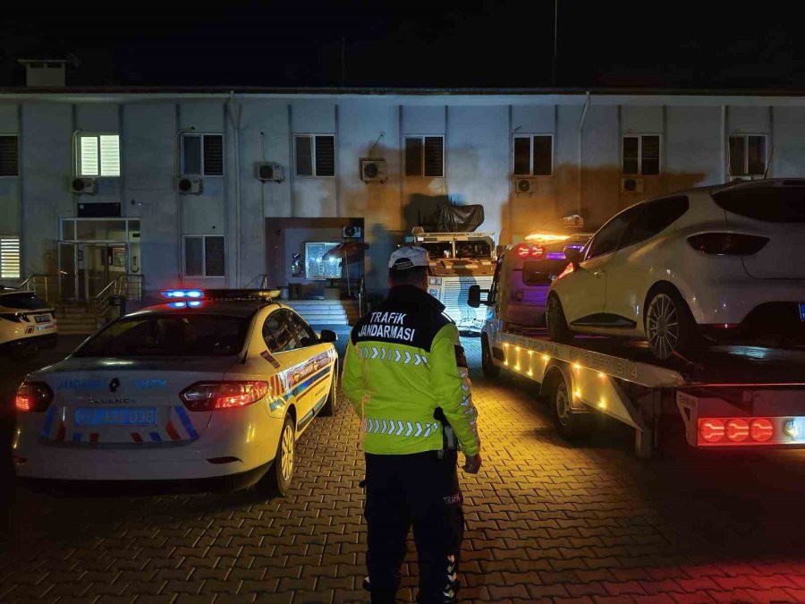 Alanya’da Trafiği Engelleyen Sürücüye 180 Bin Tl, Cep Telefonuyla Oynayan Şoföre 5 Bin Tl Ceza