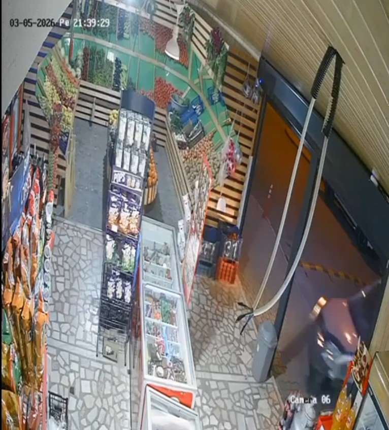 Ehliyetsiz Sürücü Önce Kaza Yaptı, Ardından Markete Girdi
