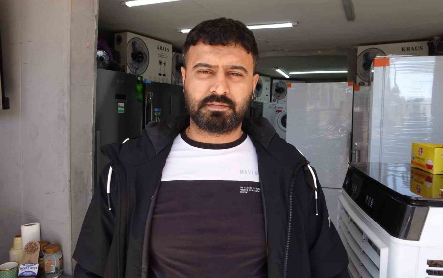 Mersin’de Bir Esnaf, Yardım Etmek İstediği Genç Tarafından Soyuldu