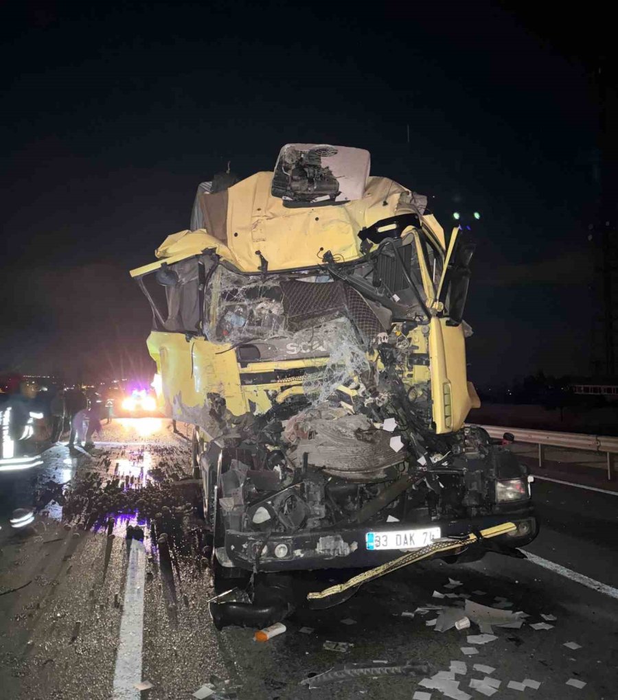 Konya’da Kamyon Tıra Arkadan Çarptı: 1 Yaralı