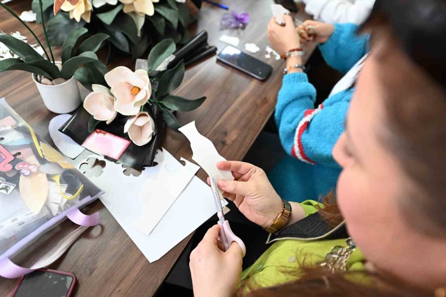 Mersin’de Kadınlar Yapay Çiçek Kursuyla Üretip Kazanıyor