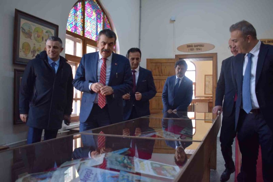 Bakan Tekin: "fatma Öğretmenin Adı Görev Yaptığı Okula Verildi"