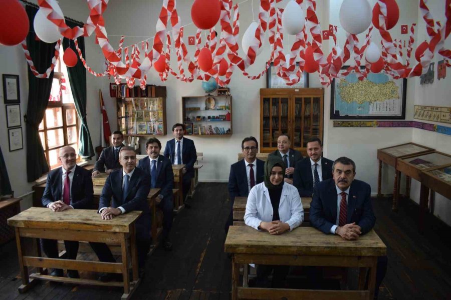 Bakan Tekin: "fatma Öğretmenin Adı Görev Yaptığı Okula Verildi"