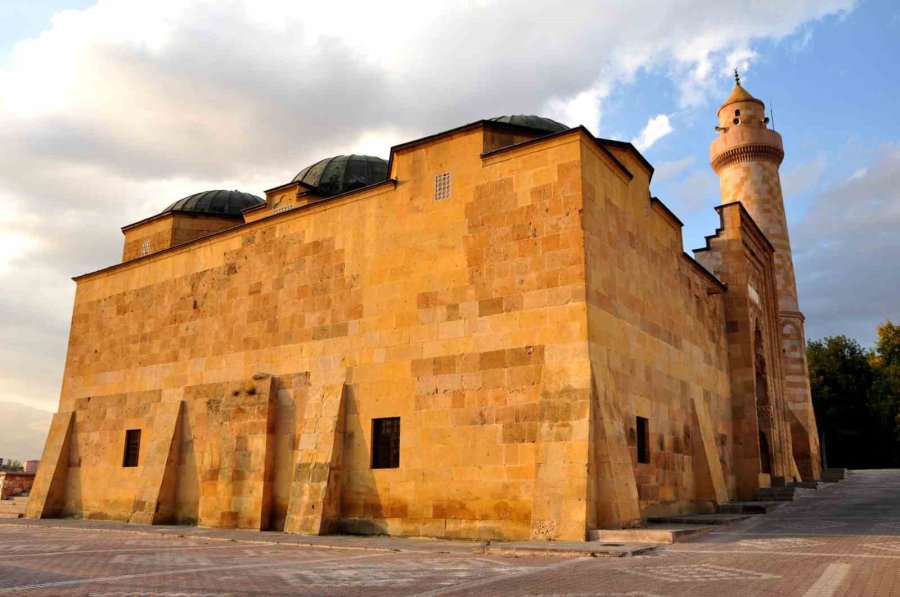 800 Yıllık Selçuklu Camisi Meraklılarını Bekliyor