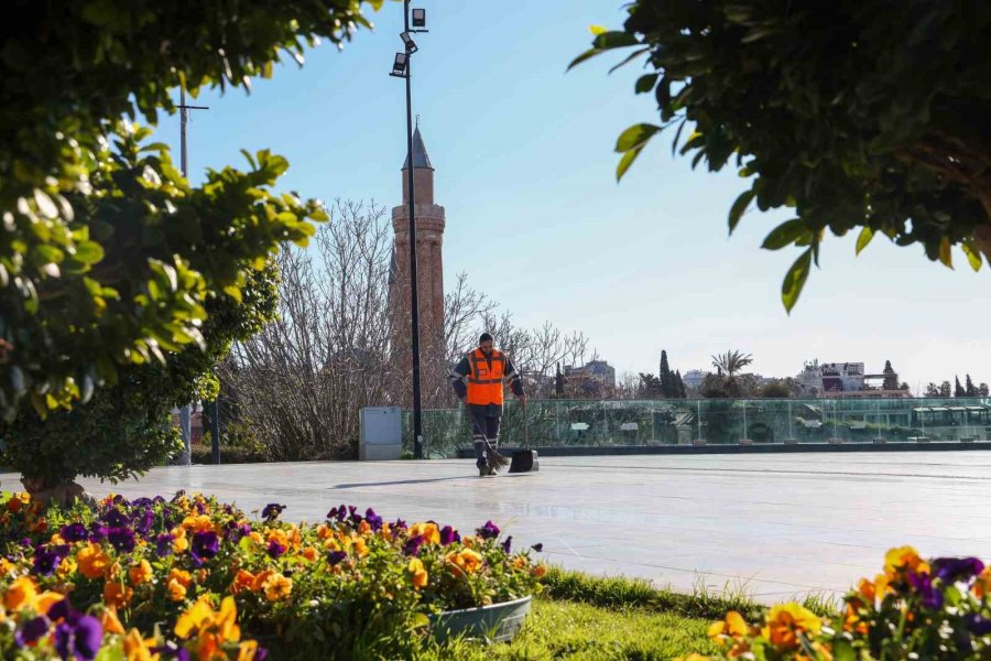 Antalya Büyükşehir Belediyesi İle Şehre Kadın Eli Değiyor