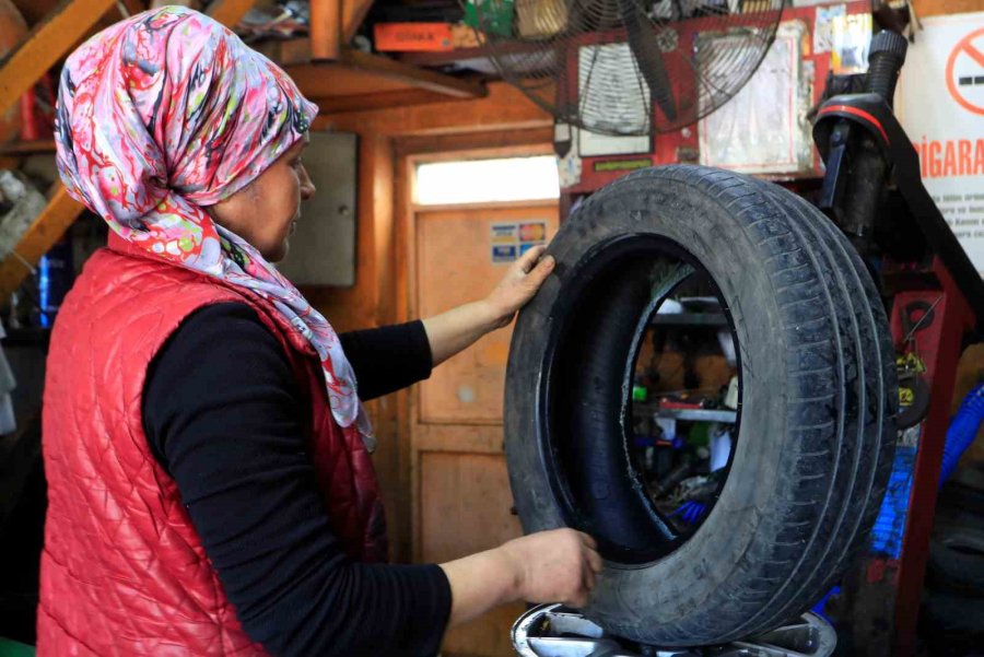 Oto Lastik Tamirine Kadın Eli Değdi: Elinde Krikoyu Gören Şoförler Şaşırıyor