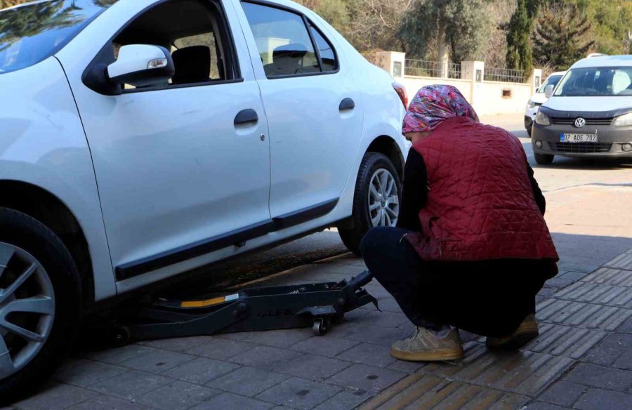 Oto Lastik Tamirine Kadın Eli Değdi: Elinde Krikoyu Gören Şoförler Şaşırıyor