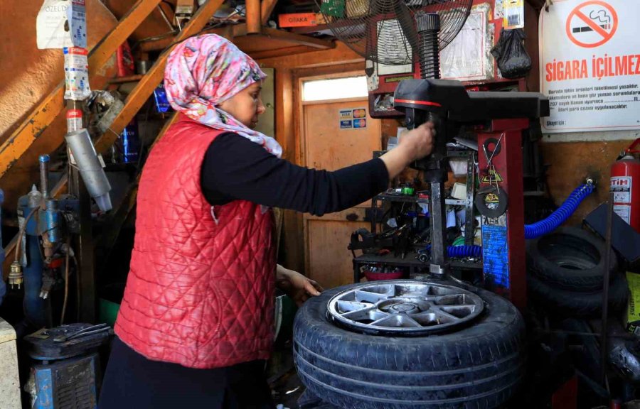 Oto Lastik Tamirine Kadın Eli Değdi: Elinde Krikoyu Gören Şoförler Şaşırıyor