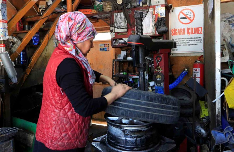 Oto Lastik Tamirine Kadın Eli Değdi: Elinde Krikoyu Gören Şoförler Şaşırıyor