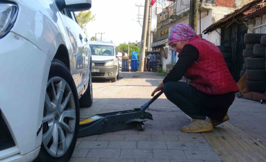 Oto Lastik Tamirine Kadın Eli Değdi: Elinde Krikoyu Gören Şoförler Şaşırıyor