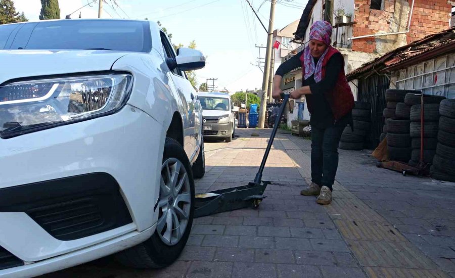 Oto Lastik Tamirine Kadın Eli Değdi: Elinde Krikoyu Gören Şoförler Şaşırıyor