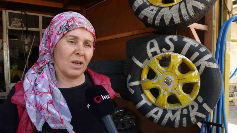 Oto Lastik Tamirine Kadın Eli Değdi: Elinde Krikoyu Gören Şoförler Şaşırıyor