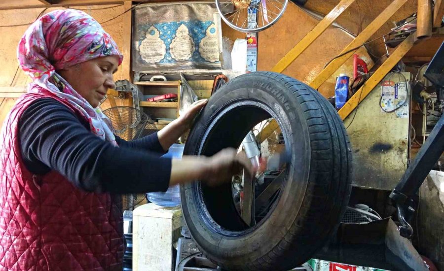 Oto Lastik Tamirine Kadın Eli Değdi: Elinde Krikoyu Gören Şoförler Şaşırıyor