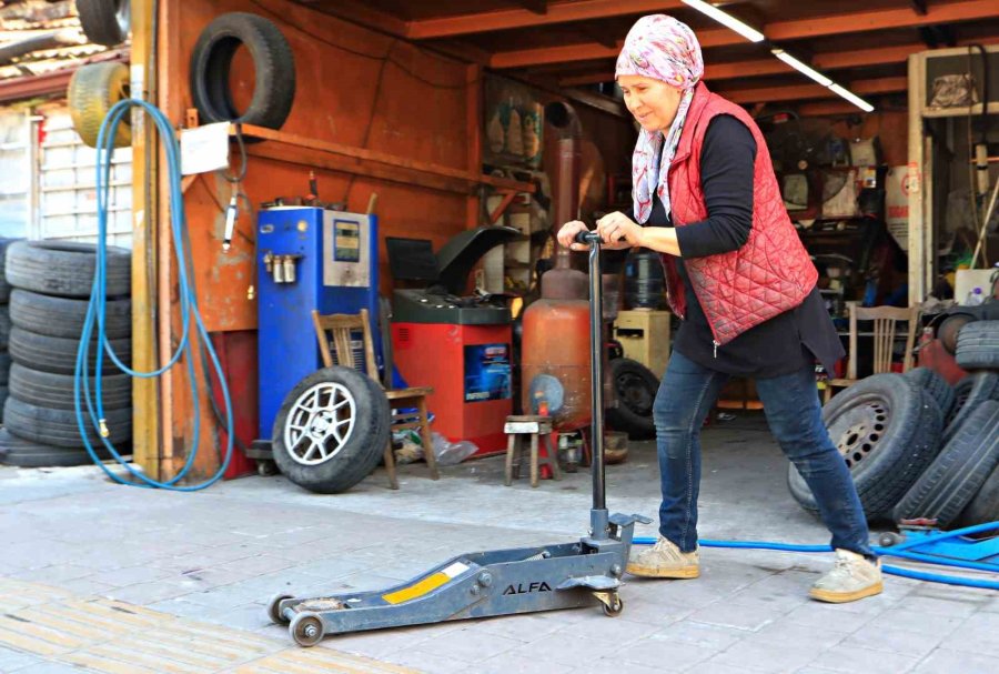 Oto Lastik Tamirine Kadın Eli Değdi: Elinde Krikoyu Gören Şoförler Şaşırıyor