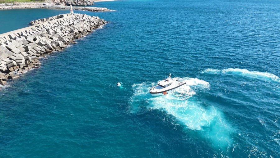 Antalya’da Balıkçı Teknesi Battı: 3 Kişi Son Anda Denize Atlayarak Kurtuldu