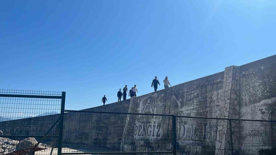 Antalya’da Balıkçı Teknesi Battı: 3 Kişi Son Anda Denize Atlayarak Kurtuldu