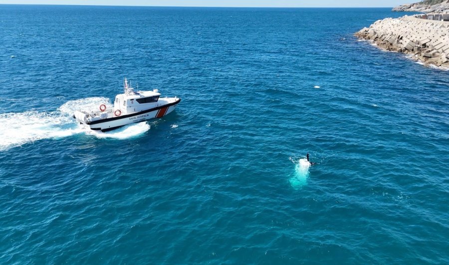 Antalya’da Balıkçı Teknesi Battı: 3 Kişi Son Anda Denize Atlayarak Kurtuldu