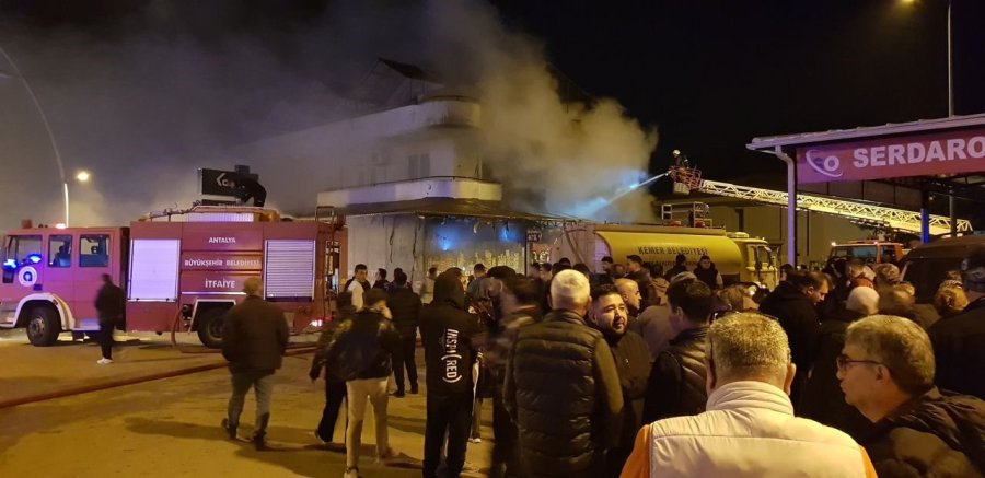 Elektrik Malzemesi Satan İş Yerindeki Yangın Mahalleliyi Sokağa Döktü