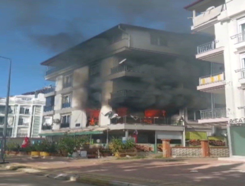 Antalya’da 4 Katlı Binada Yangın Paniği: 2’si Çocuk 6 Kişi Dumandan Etkilendi