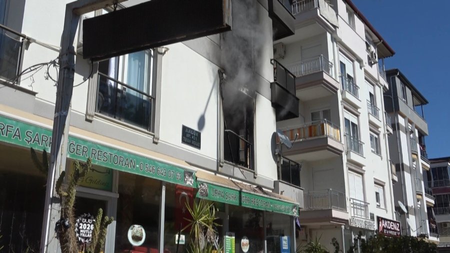 Antalya’da 4 Katlı Binada Yangın Paniği: 2’si Çocuk 6 Kişi Dumandan Etkilendi