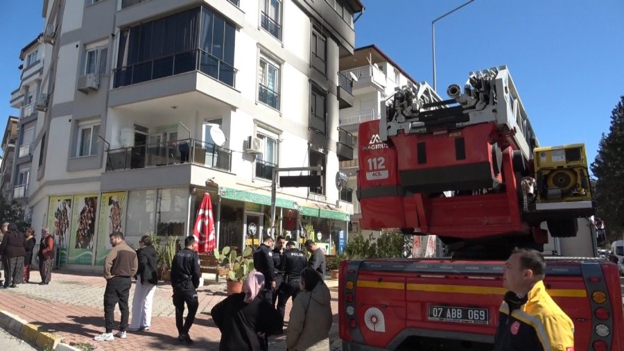 Antalya’da 4 Katlı Binada Yangın Paniği: 2’si Çocuk 6 Kişi Dumandan Etkilendi