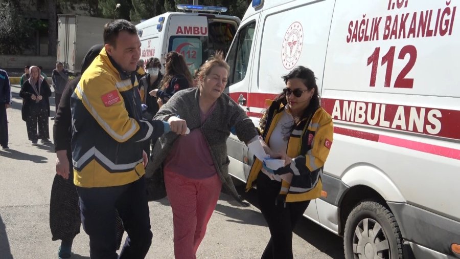 Antalya’da 4 Katlı Binada Yangın Paniği: 2’si Çocuk 6 Kişi Dumandan Etkilendi